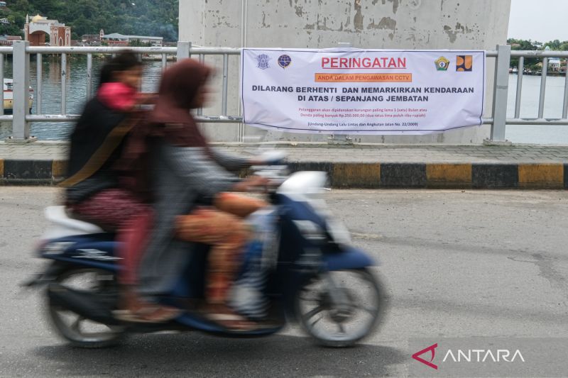 Larangan berhenti di Jembatan Teluk Kendari