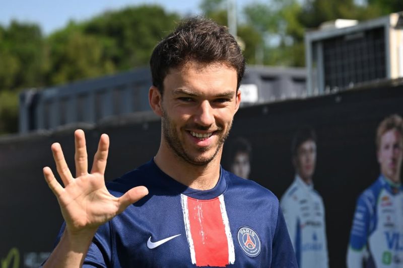 Pierre Gasly dan Isack Hadjar pamerkan jersei PSG