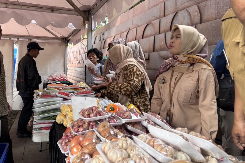 Pemkot Bandung menggelar pasar murah di 30 kecamatan jelang Idul Adha