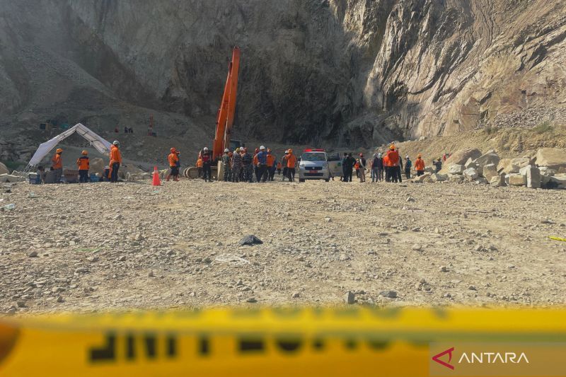 Tim SAR fokus mencari empat korban di titik kiri longsor Gunung Kuda Cirebon