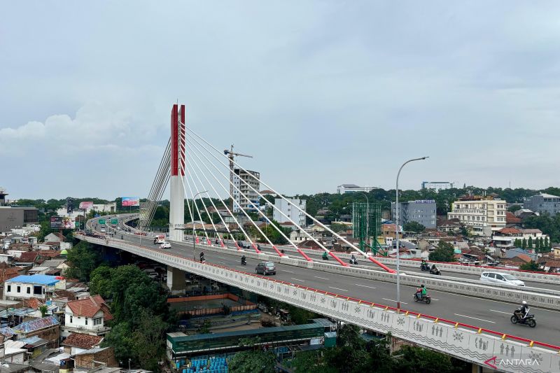 Gara-gara masalah asmara, seorang pria hendak bunuh diri di flyover Pasupati