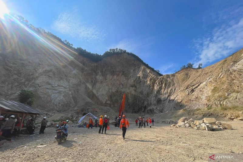 Tim SAR menghentikan sementara pencarian empat korban longsor Gunung Kuda