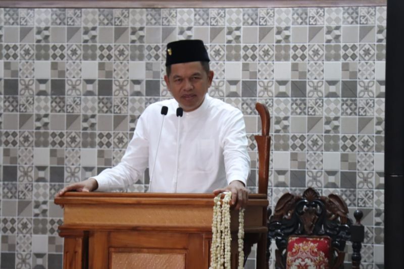 Sholat ied di Cirebon, Gubernur Jabar ajak orang tua teladani Nabi Ibrahim guna mendidik anak