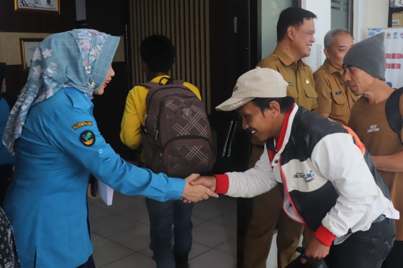 Pemkab Cirebon membantu pemulangan 25 warganya yang terlantar di Subang