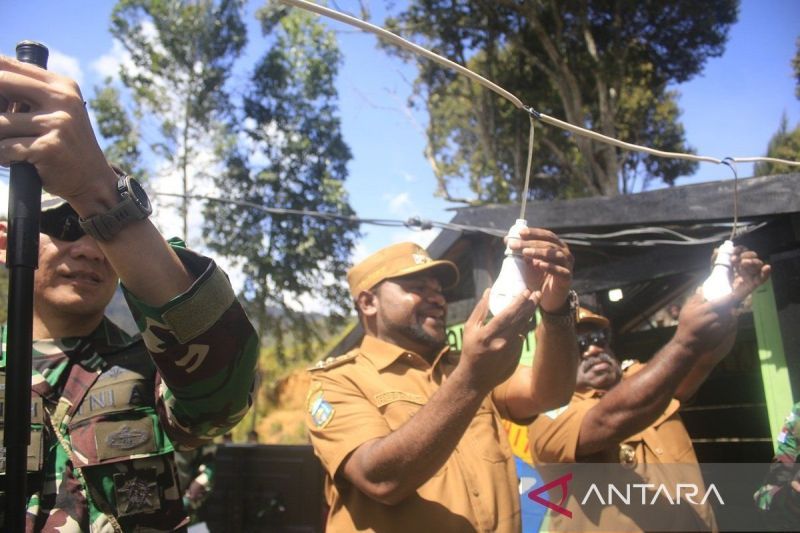Satgas TNI berhasil wujudkan harapan penerangan bagi warga pedalaman Papua