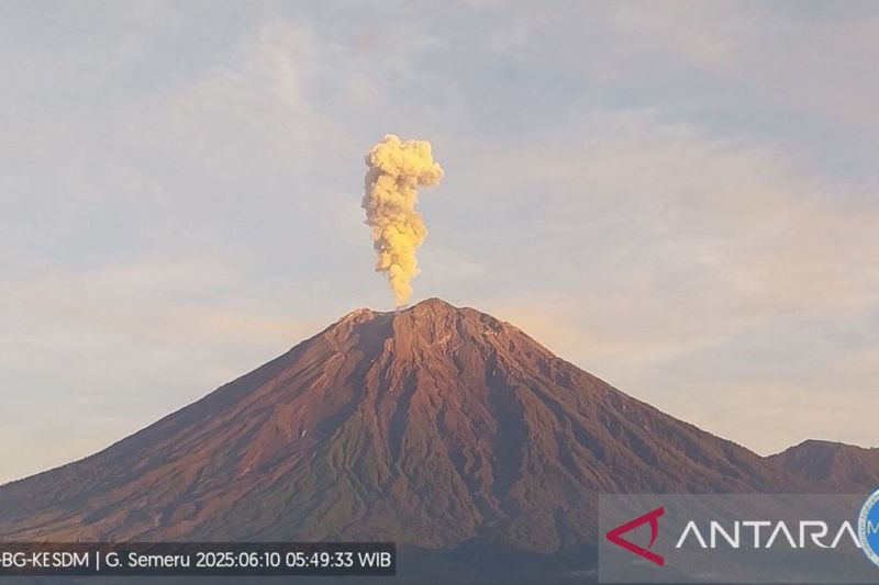 Gunung Semeru hari ini erupsi disertai letusan setinggi 1.000 m di atas puncak