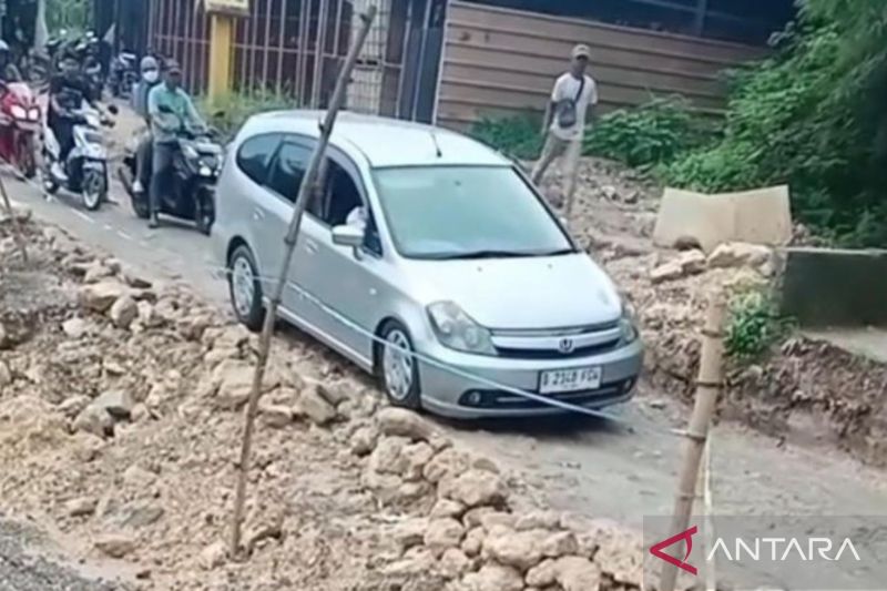 Warga meminta perbaikan jalan ambles di ruas CBL-Kertamukti Bekasi