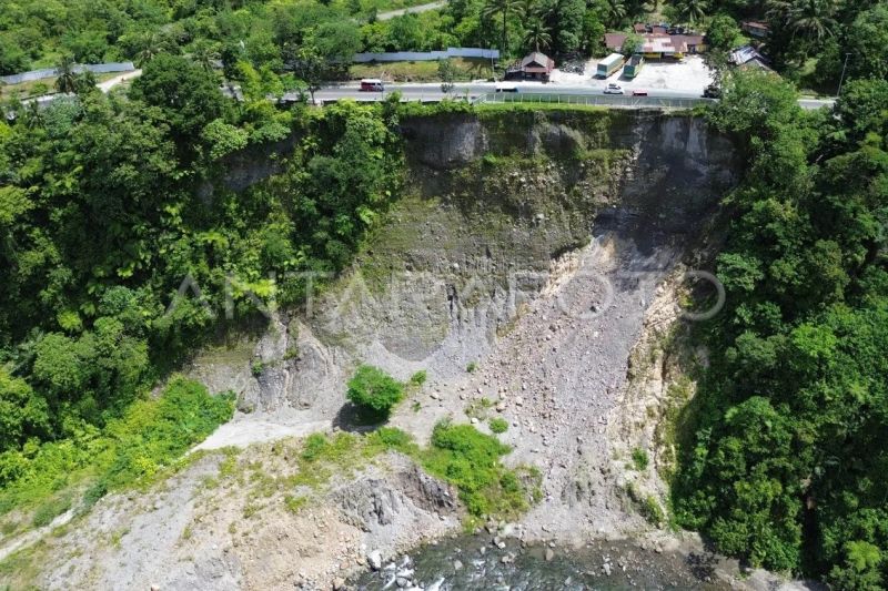 Kondisi bahu jalan terdampak longsor di Malibo Anai