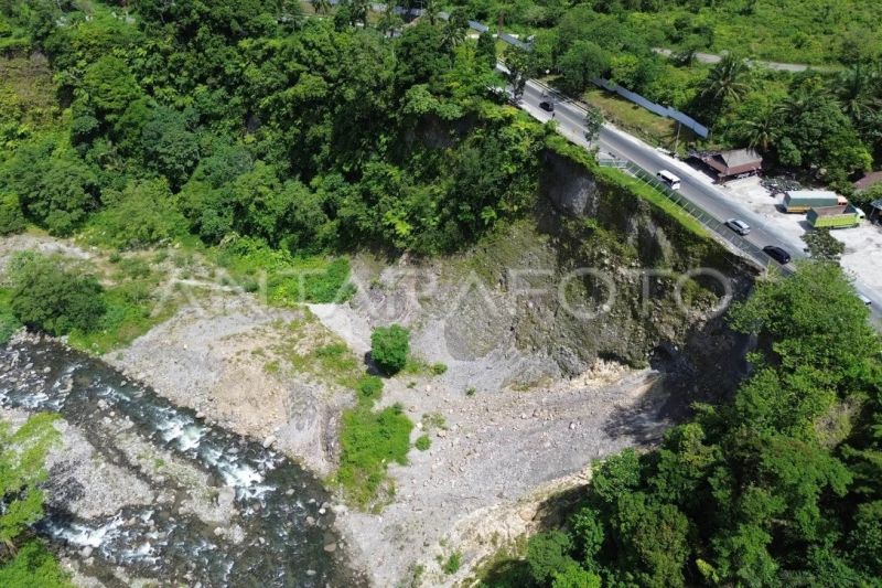 Kondisi bahu jalan terdampak longsor di Malibo Anai
