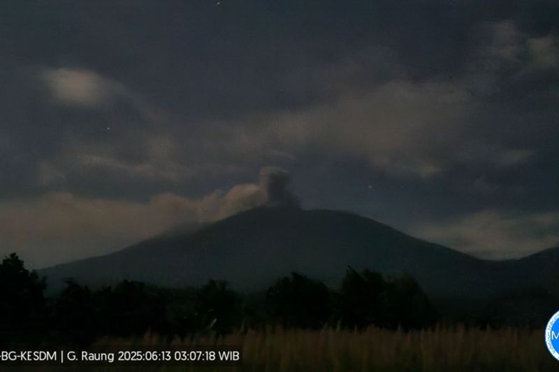 Gunung Raung hari ini dua kali erupsi dengan letusan hingga 900 meter