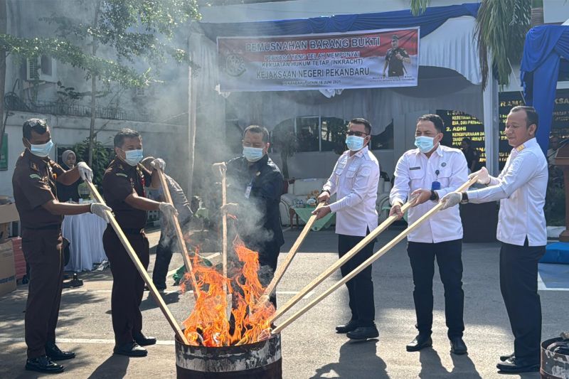 Kejari Pekanbaru musnahkan barang bukti dari 881 perkara, didominasi kasus narkotika
