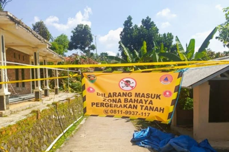 Pemkab Purwakarta mengimbau warga jauhi lokasi bencana tanah bergerak