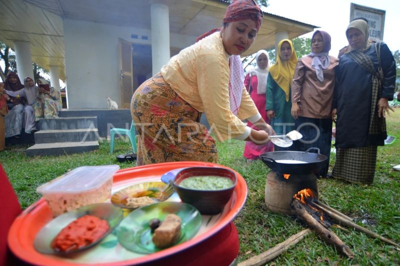 Kuliner rendang belut khas Pangian Tanah Datar