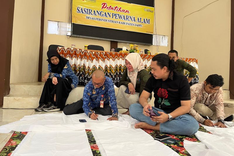 Pemkab Tapin latih warga produksi Sasirangan gunakan pewarna alami
