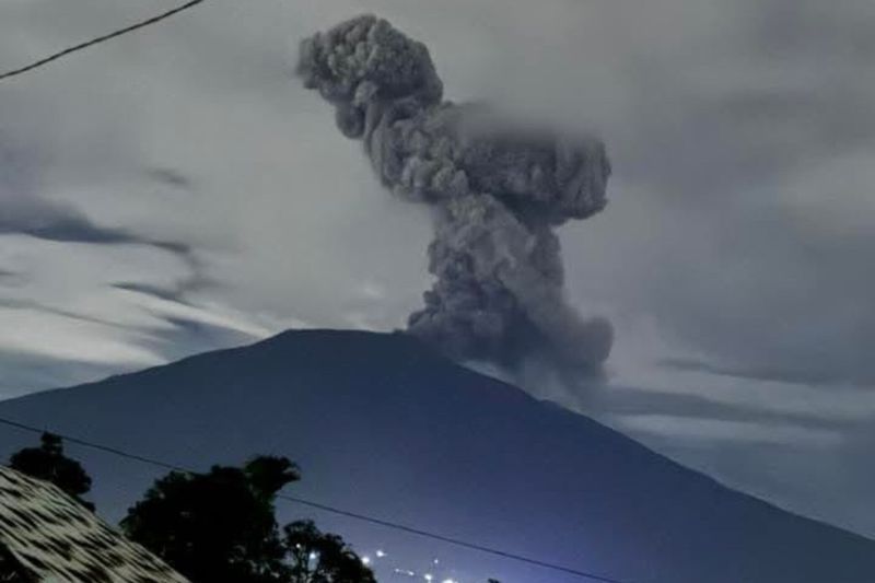 Gunung meletus hari ini, Marapi Sumbar kembali erupsi dengan abu capai 700 meter