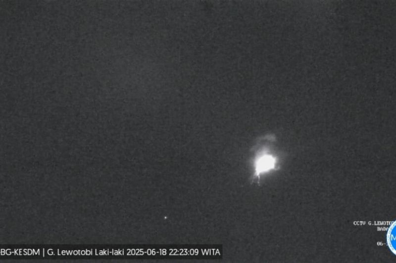 Gunung meletus hari ini, Lewotobi Laki-laki di Flores Timur erupsi pada Rabu malam