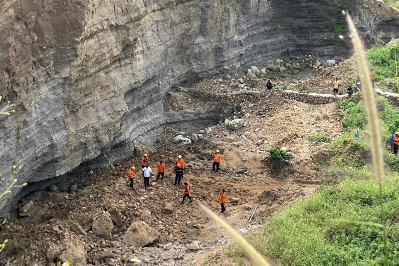 Longsor di Argasunya Cirebon, dua penambang tertimbun