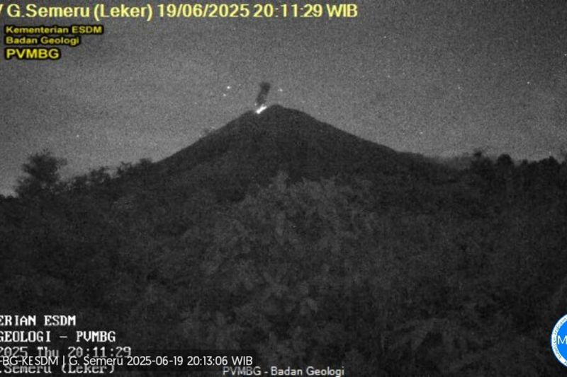Gunung Semeru malam ini erupsi dengan tinggi letusan 800 meter