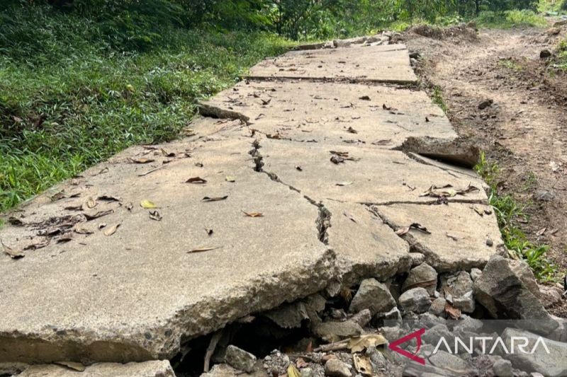Ratusan rumah di Pagelaran Cianjur rusak akibat pergeseran tanah