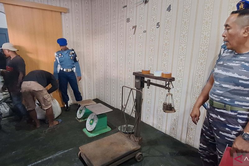 TNI AL Babel timbang barang bukti pasir timah ilegal