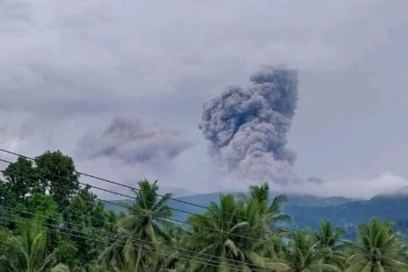 Gunung Dukono di Malut hari ini kembali erupsi semburkan abu setinggi 1,1 km