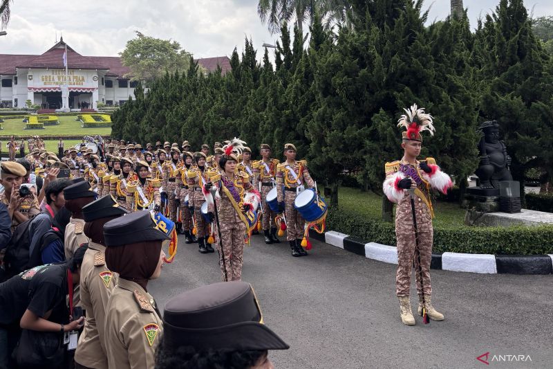 Marching Band IPDN menyambut 86 kepala daerah saat tiba di Jatinangor