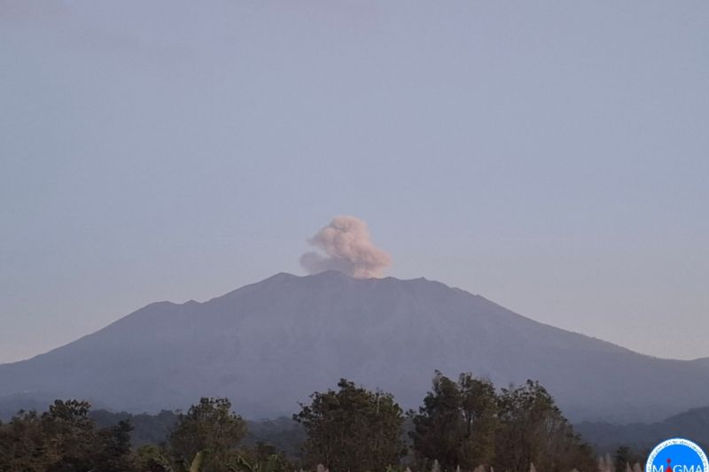 Gunung Raung hari ini kembali erupsi dengan letusan setinggi 600 meter