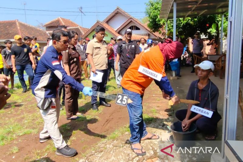 Polres Kuningan menggelar rekonstruksi kasus keponakan bunuh paman