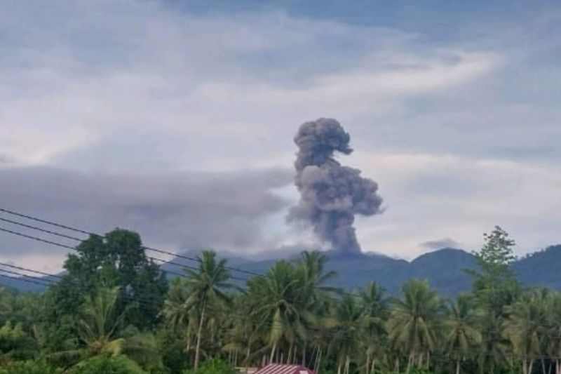 Gunung Dukono hari ini semburkan abu vulkanik setinggi 1.600 meter