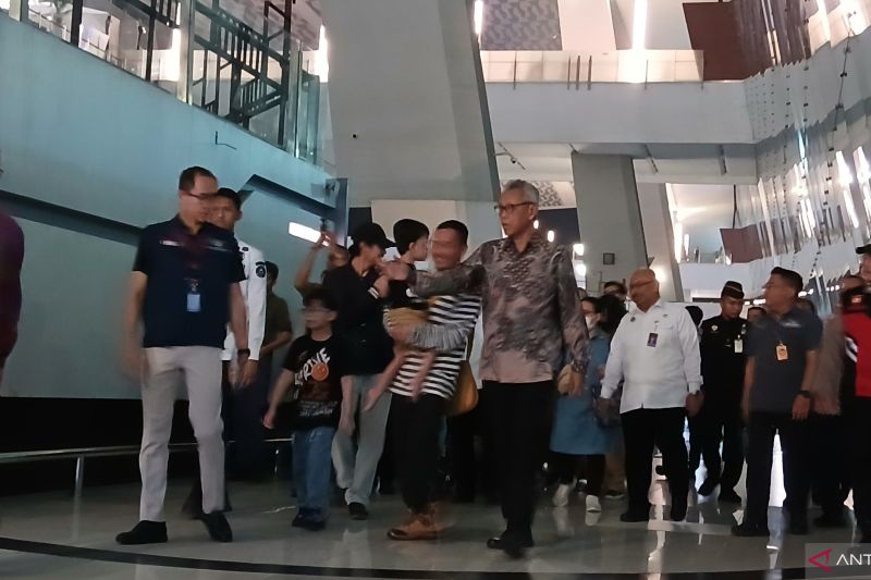 11 WNI tiba di Tanah Air lewat Bandara Soetta setelah dievakuasi dari Iran