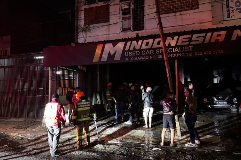 Kebakaran showroom mobil di Cikawao Bandung, empat mobil damkar dikerahkan
