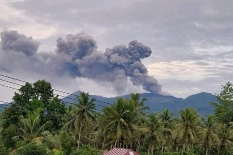 Gunung Dukono hari ini semburkan abu vulkanik setinggi 1.100 meter