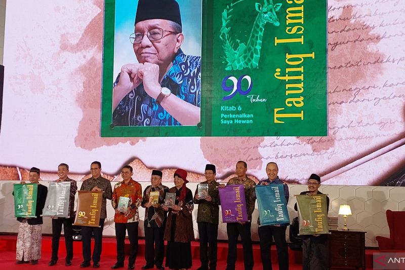 Taufiq Ismail merayakan usia 90 tahun dengan meluncurkan enam jilid buku
