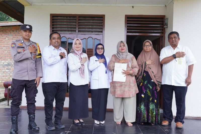 Wakil Bupati Kampar serahkan 517 sertifikat untuk warga Desa Siabu