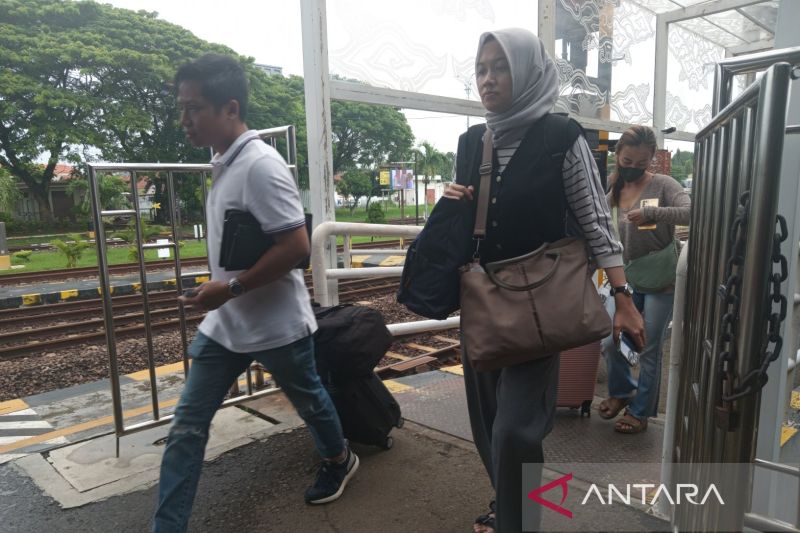 KAI Cirebon menyediakan 23.928 tiket sambut libur Tahun Baru Islam