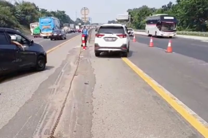 Petugas mengurangi jarak contraflow di Tol Jakarta-Cikampek