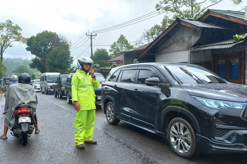 Polisi memberlakukan buka tutup di jalur longsor Garut-Singaparna