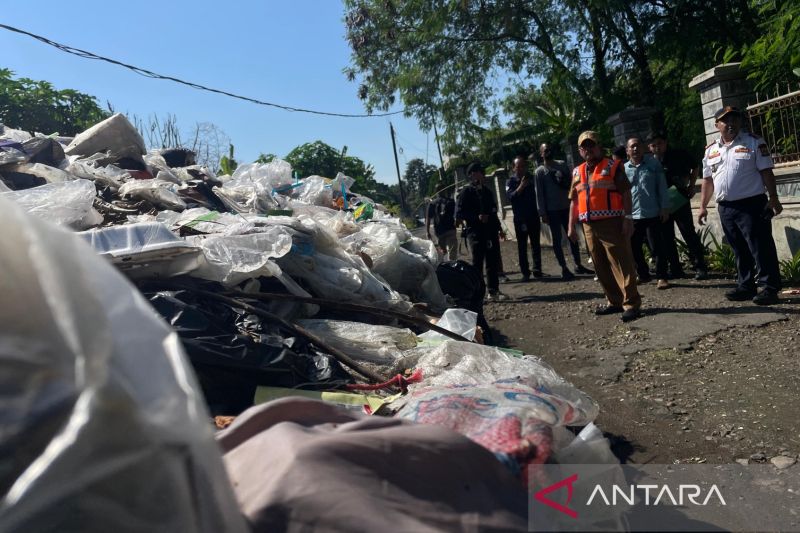 Lokasi pembuangan sampah liar di Kabupaten Cirebon masih ditemukan