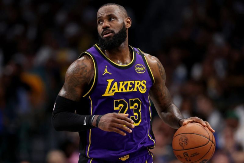 Pebasket LeBron James telah resmi aktifkan opsi 52,6 juta dolar guna kembali main di Lakers