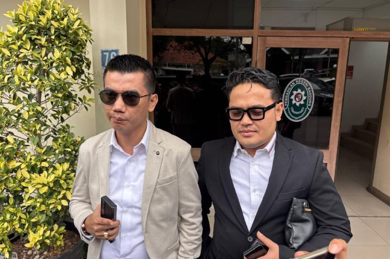 Revelino minta hakim tolak gugatan Lisa Mariana terhadap Ridwan Kamil