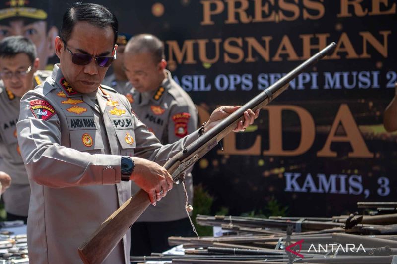 Polda Sumsel musnahkan barang bukti senjata api
