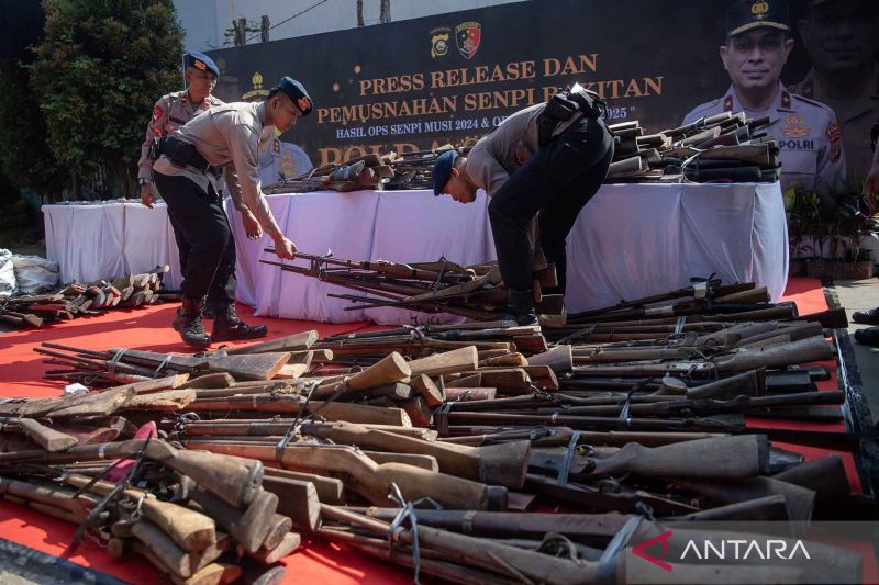 Polda Sumsel musnahkan barang bukti senjata api