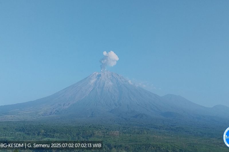 Gunung Semeru hari ini dua kali erupsi dengan visual letusan tidak teramati