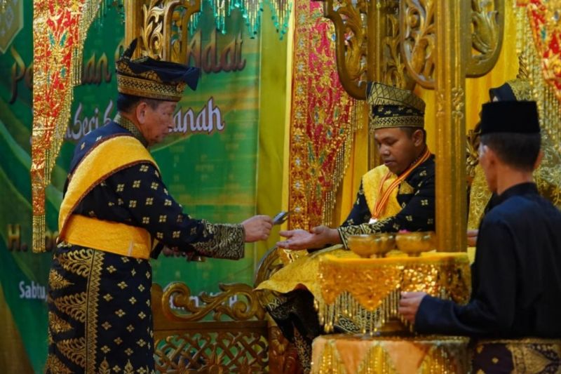 Ditabalkan LAMR, Gubernur Riau sandang gelar adat Datuk Seri Setia Amanah