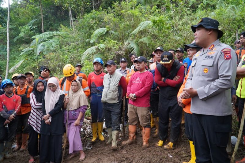 Tim SAR menghentikan pencarian dua petani korban longsor di Tasikmalaya