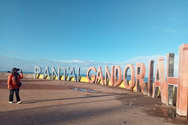 Wisata Pantai Gandoriah Pariaman