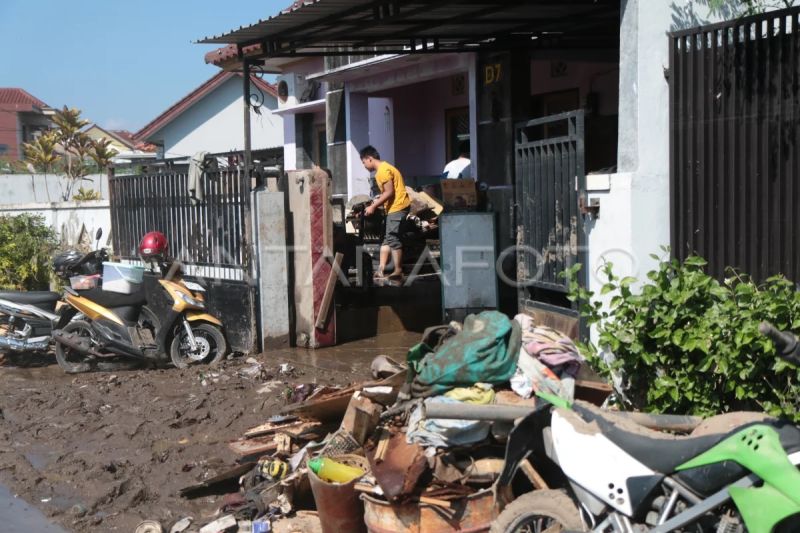 Hujan lebat akibatkan banjir di Mataram