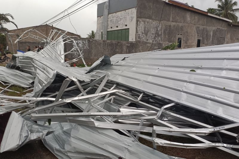 BPBD: 12 rumah warga rusak akibat angin puting beliung di Toli-Toli - ANTARA News Sulteng