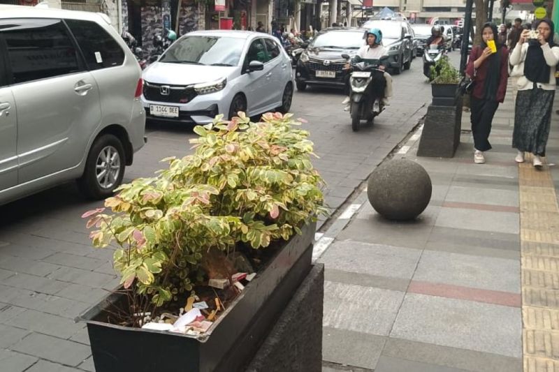 Pot bunga di Jalan Braga Bandung jadi tempat sampah