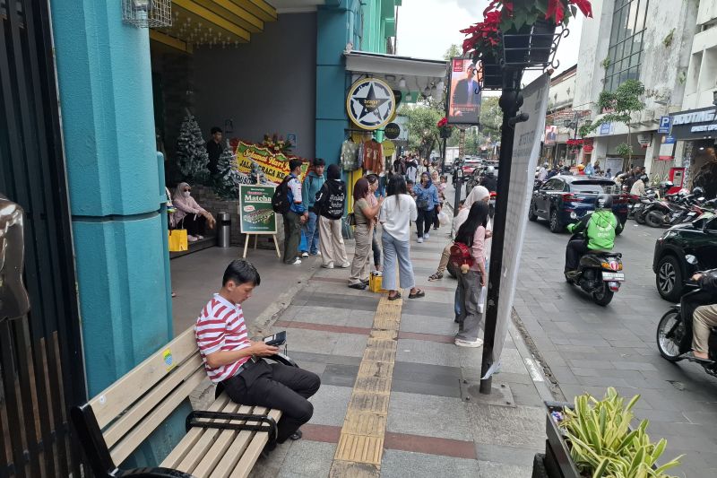 Wisatawan padati Jalan Braga Bandung